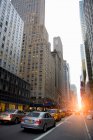 Cityscape com trânsito na estrada ao pôr do sol, Nova York, Nova York, EUA — Fotografia de Stock