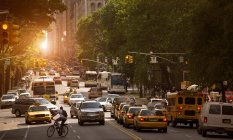 Tráfego rodoviário ao pôr do sol, Nova Iorque, Nova Iorque, EUA — Fotografia de Stock