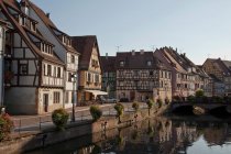 Case medievali lungo il canale, Colmar, Alsazia, Francia — Foto stock
