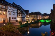 Casas medievales a lo largo del canal por la noche, Colmar, Alsacia, Francia - foto de stock