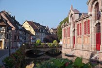 Casas medievales y mercado a lo largo del canal, Colmar, Alsacia, Francia - foto de stock