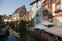 Casas medievales a lo largo del canal, Colmar, Alsacia, Francia - foto de stock
