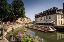 Канал катер перевозит туристов по каналу, Страсбург, Франция — стоковое фото