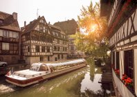 Canal barco transportando turistas en el canal, Estrasburgo, Francia - foto de stock