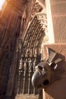 Gárgula no exterior da Catedral de Nossa Senhora, Estrasburgo, França — Fotografia de Stock