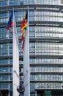 Флаги стран-участниц, Европейский парламент на заднем плане, Страны — стоковое фото