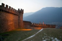Bellinzona city wall illuminated at night, Bellinzona, Ticino — Stock Photo