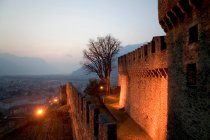 Stadtmauer von Bellinzona nachts beleuchtet, Bellinzona, Tessin — Stockfoto
