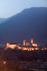 Burg von Bellinzona nachts beleuchtet, Bellinzona, Tessin — Stockfoto
