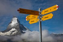 Verkehrsschilder, Matterhorn, Schweizer Alpen, Schweiz — Stockfoto