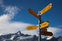 Дорожные знаки, Matterhorn, Swiss Alps, Швейцария — стоковое фото