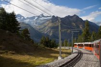 Glacier Express tren panorámico, Zermatt, Alpes suizos, Suizlán - foto de stock