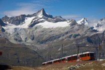 Train panoramique Glacier Express, Alpes suisses, Zermaat, Suisses — Photo de stock