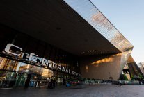 Экстерьер центрального железнодорожного вокзала Роттердама в сумерках, Роттердам, Нидерланды — стоковое фото