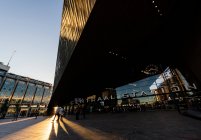 Extérieur de la gare centrale de Rotterdam au crépuscule, Rotterdam, Pays-Bas — Photo de stock