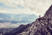 Чоловік стоїть на схилі гори, Інсбрук, Тіроль, Австрія. — стокове фото