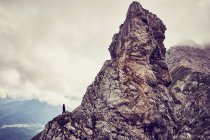 Человек, стоящий на склоне горы, Инсбрук, Тироль, Австрия — стоковое фото