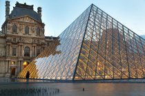 Піраміда Лувр (Париж, Франція). — стокове фото