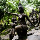 Estatuas secretas del jardín del Buda en la selva tropical, Koh Samui, Tailandia - foto de stock