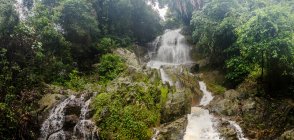 Na Muang Cachoeiras na floresta tropical, Koh Samui, Tailândia — Fotografia de Stock
