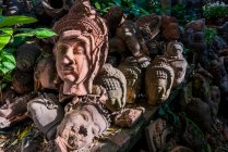Sculptures de tête en terre cuite dans le jardin à Clay Studio Coffee In Th — Photo de stock