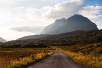 Открытая дорога в горах, Торридон, Шотландия, Великобритания — стоковое фото