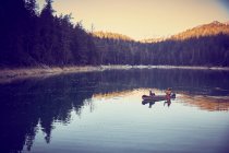 Ruderer und Hund im Kanu, Eibsee am Fuße der Zugspitze, Garmis — Stockfoto