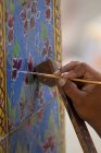 Pintar a mano baldosas de cerámica en el Gran Palacio, Bangkok, Tailandés - foto de stock