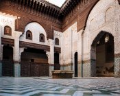 Innenraum der madrasa bou inania, meknes, Marokko, Nordafrika — Stockfoto