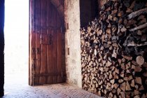 Ingresso al cortile del castello con tronchi accatastati, California, USA — Foto stock