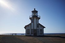 Traditioneller Leuchtturm auf der Klippe der Küste, Kalifornien, USA — Stockfoto