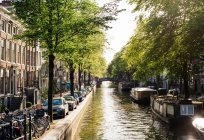 Canal, Jordaan district, Amsterdam, Países Bajos - foto de stock