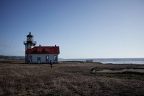 Традиционный маяк на прибрежной скале, Калифорния, США — стоковое фото