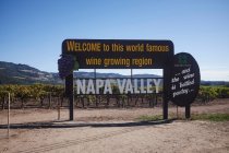 Schild für Napa Valley vor Weinberg, Napa Valley, Kalifornien — Stockfoto