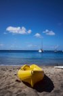 Каноэ на пляже, Сент-Люсия, Карибы — стоковое фото