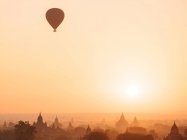 Mongolfiere al tramonto, Bagan, Regione di Mandalay, Myanmar — Foto stock