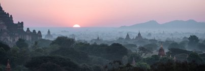 Сценічний вид на Багана на заході сонця, регіон Мандалай, М 