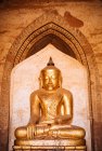 Estátua budista, Bagan, região de Mandalay, Mianmar — Fotografia de Stock