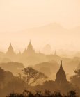 Vista panorâmica de Bagan ao pôr-do-sol, região de Mandalay, Mianmar — Fotografia de Stock