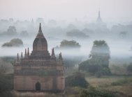 Misty stone pagodas, Bagan, Región de Mandalay, Myanmar - foto de stock