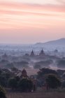 Vista panorámica de Bagan al atardecer, Región de Mandalay, Myanmar - foto de stock