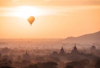 Heißluftballons bei Sonnenuntergang, Bagan, Mandalay Region, Myanmar — Stockfoto