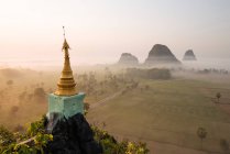 Montagne nebbiose e Kaw Gon Pagoda, Hsipaw, Shan State, Myanmar — Foto stock