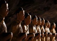 Statue monache buddiste nella grotta Sa-dan, Hsipaw, Stato Shan, Myanma — Foto stock