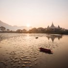 Aguas tranquilas, Kyauk Ka Latt Pagoda, Hpa An, Kayin State, Myanmar - foto de stock