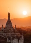 Pagode budista ao pôr do sol, Bagan, região de Mandalay, Mianmar — Fotografia de Stock