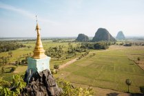 Montanhas e Kaw Gon Pagoda, Hsipaw, Shan State, Myanmar — Fotografia de Stock
