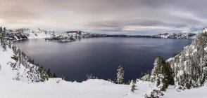 Vista del lago Crater sulla neve, Oregon, Stati Uniti d'America — Foto stock