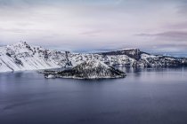 Вид на озеро Кратер у снігу, штат Орегон, США — стокове фото