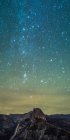 Montañas y estrellas celestiales por la noche desde Glacier Point, Yosem - foto de stock